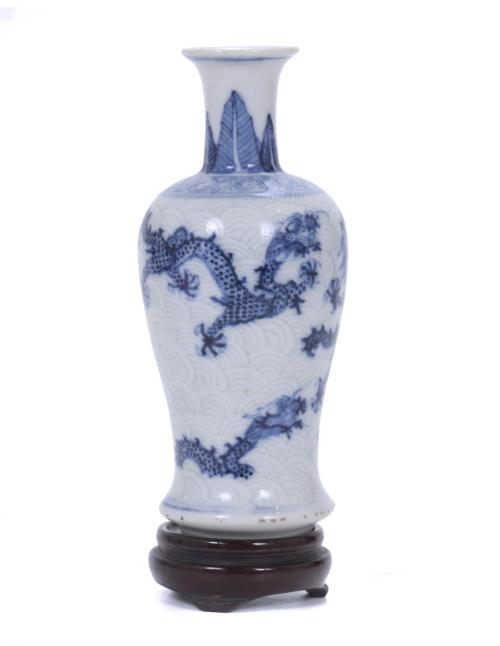 SMALL CHINESE VASE, 20TH CENTURY.