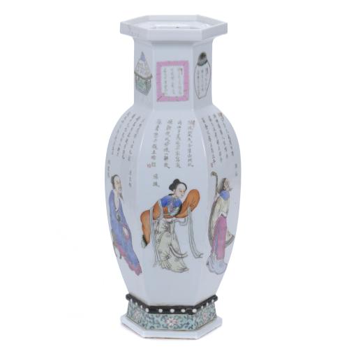 CHINESE PORCELAIN VASE, 19TH CENTURY. 