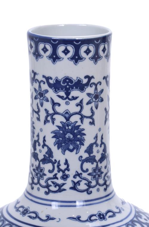 CHINESE PORCELAIN VASE, 20TH CENTURY.