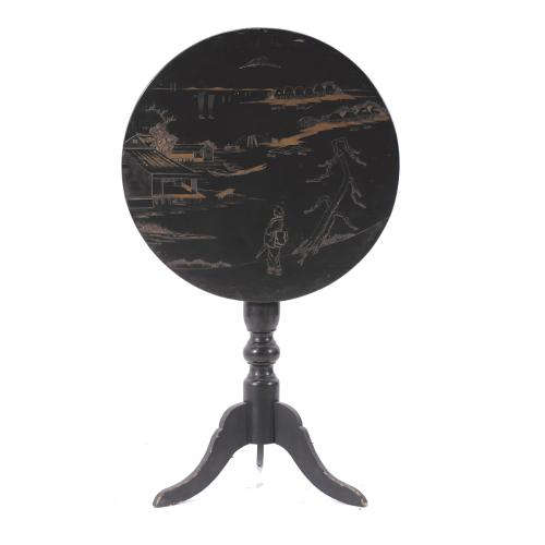 LACQUERED PEDESTAL TABLE WITH ORIENTAL MOTIFS, 20TH CENTURY. 