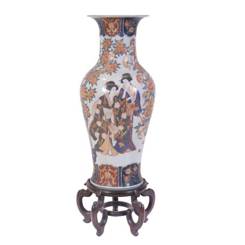 JAPANESE IMARI PORCELAIN VASE, 20TH CENTURY.