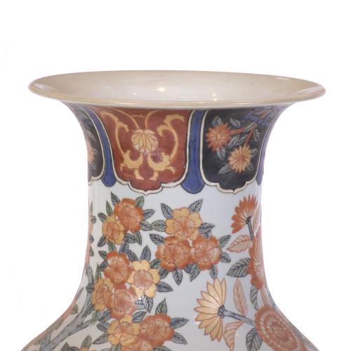 JAPANESE IMARI PORCELAIN VASE, 20TH CENTURY.