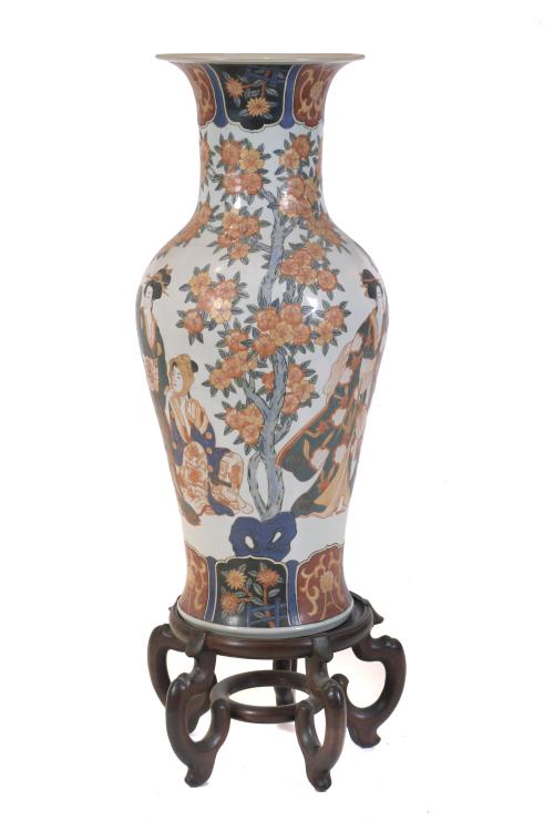 JAPANESE IMARI PORCELAIN VASE, 20TH CENTURY.