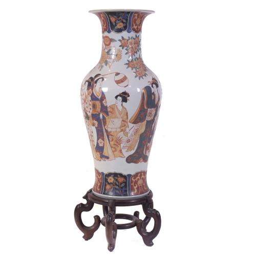 JAPANESE IMARI PORCELAIN VASE, 20TH CENTURY.