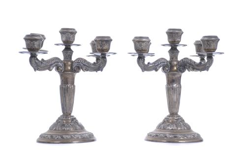 PAREJA DE CANDELABROS EN PLATA, SEGUNDA MITAD DEL SIGLO XX. 