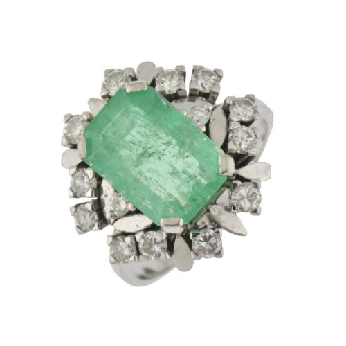 RING WITH DIAMONDS AND LARGE EMERALD