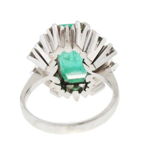 RING WITH DIAMONDS AND LARGE EMERALD