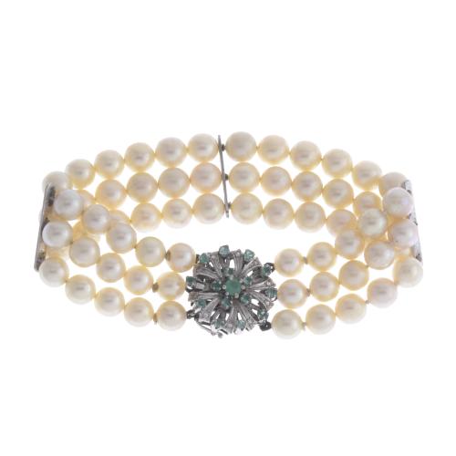 311-TRIPLE BRACELET WITH NATURAL PEARLS AND EMERALDS CLASP. 