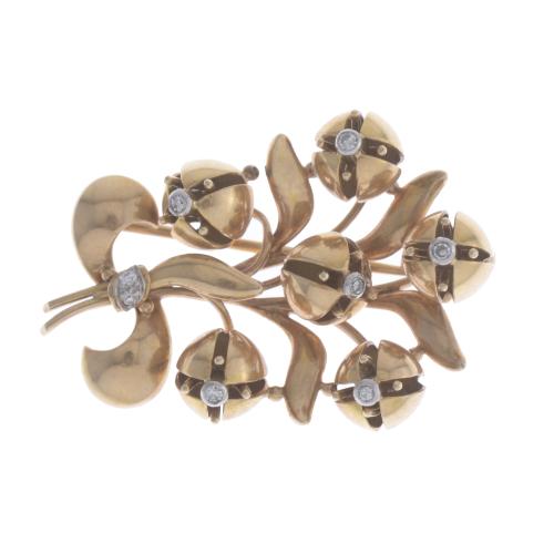 BROCHE FLORAL CON DIAMANTES, CIRCA 1930.