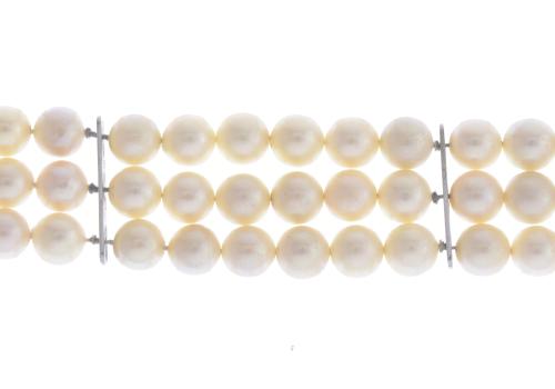 TRIPLE BRACELET WITH NATURAL PEARLS AND EMERALDS CLASP. 