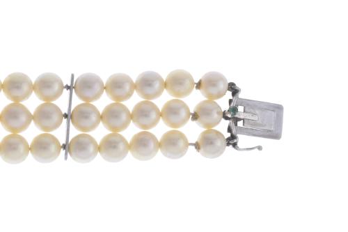 TRIPLE BRACELET WITH NATURAL PEARLS AND EMERALDS CLASP. 