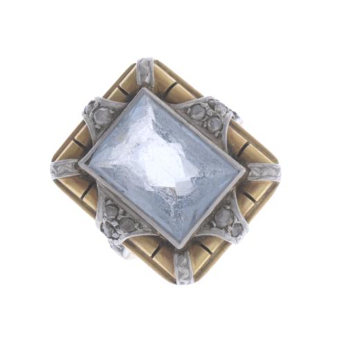 74-ANILLO NOUCENTISTA CON GRAN AGUAMARINA CENTRAL Y DIAMANTES, CIRCA 1920.