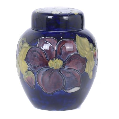 423-MOORCROFT MANUFACTURE. ENGLISH JAR, EARLY DECADES OF THE 20TH CENTURY. 