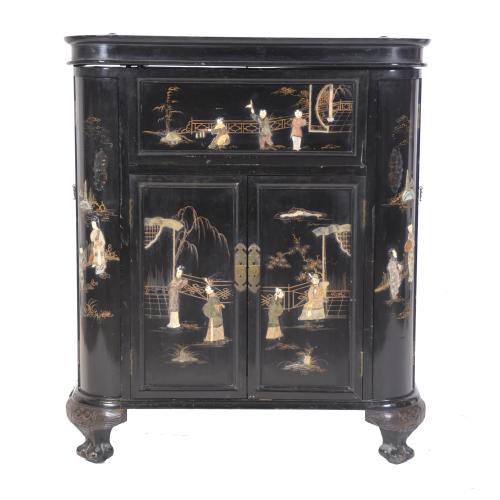 ORIENTAL-LIKE DRINKS CABINET, 20TH CENTURY.