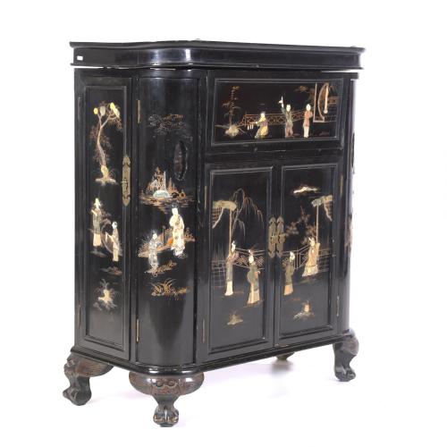 ORIENTAL-LIKE DRINKS CABINET, 20TH CENTURY.