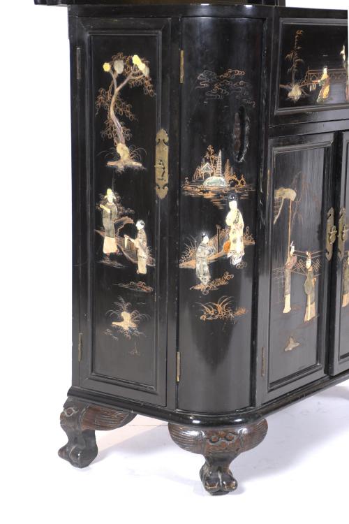 ORIENTAL-LIKE DRINKS CABINET, 20TH CENTURY.