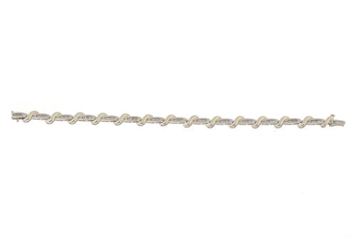 LINKS BRACELET WITH DIAMONDS.