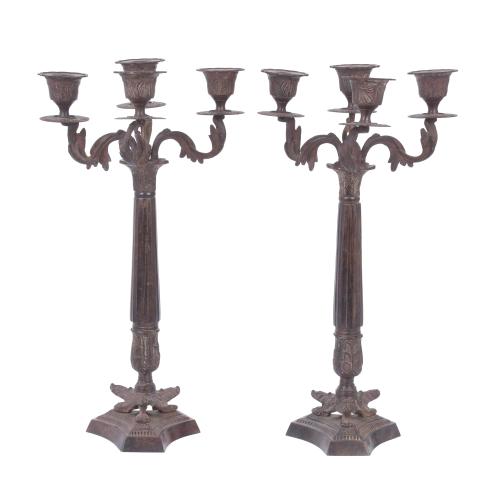 PAREJA DE CANDELABROS ESTILO LOUIS PHILIPPE, SIGLO XX. 