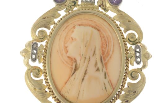 FUSET AND GRAU. PENDANT MEDAL WITH IMAGE OF MADONNA.