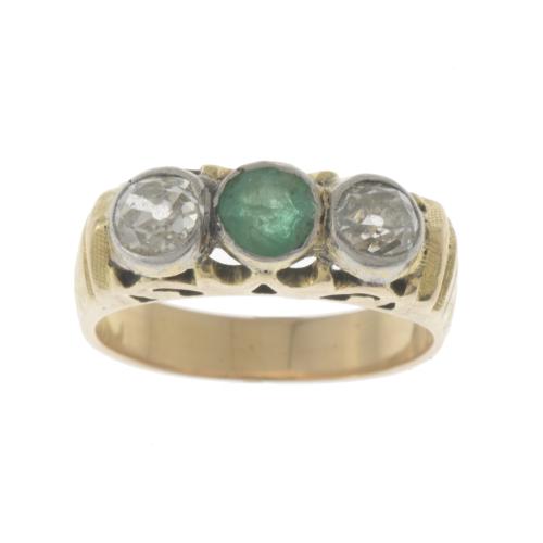 DIAMONDS AND EMERALD TRIPLET RING.