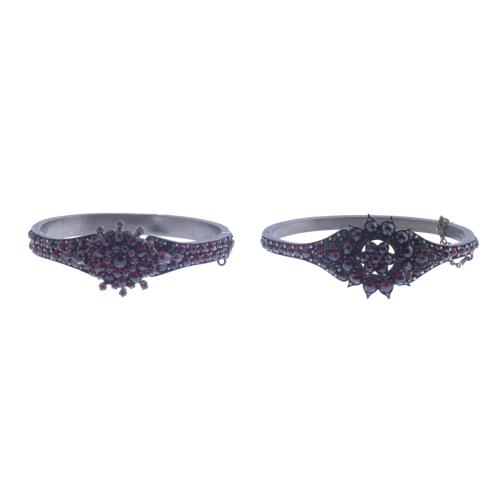 PAIR OF GARNETS BRACELETS