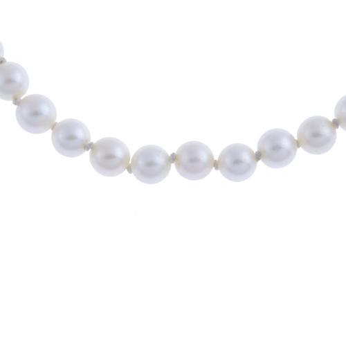 SINGLE-STRAND PEARLS NECKLACE.