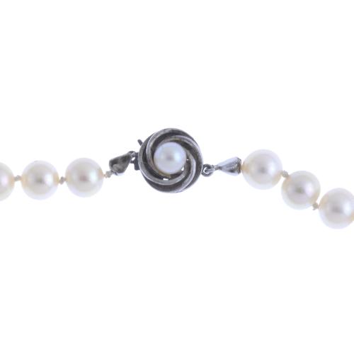 SINGLE-STRAND PEARLS NECKLACE