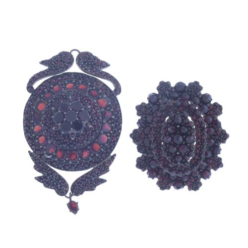 164-PAIR OF BROOCHES WITH GARNETS