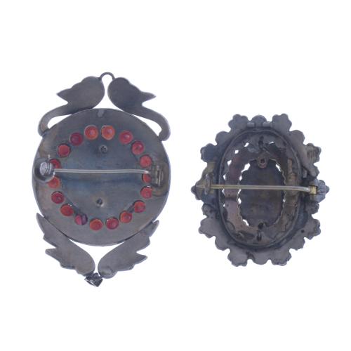 PAIR OF BROOCHES WITH GARNETS