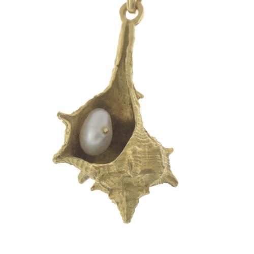 SHELL-SHAPED PENDANT WITH LINKS CHAIN.