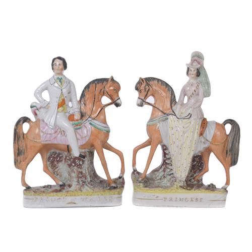 LOTE DE DOS FIGURAS EN LOZA INGLESA DE STAFFORDSHIRE, SEGUNDA MITAD SIGLO XIX. 