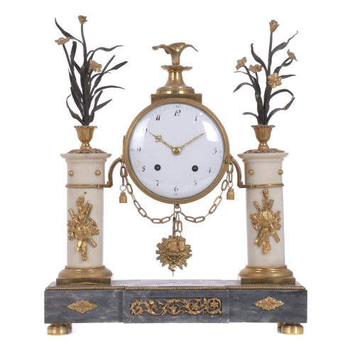 RELOJ DE SOBREMESA EN PÓRTICO LUIS XVI, CA. 1770 - 1780.