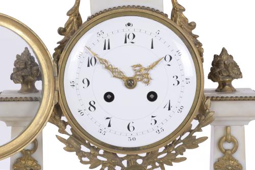 RELOJ DE SOBREMESA EN PÓRTICO ESTILO LUIS XVI, CIRCA 1860.