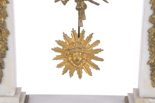 RELOJ DE SOBREMESA EN PÓRTICO ESTILO LUIS XVI, CIRCA 1860.