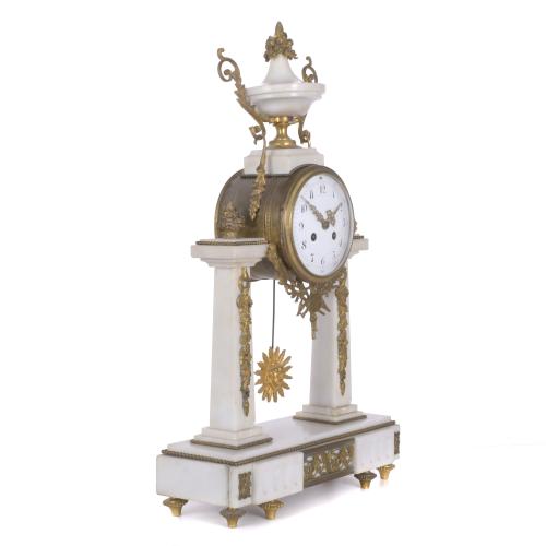 RELOJ DE SOBREMESA EN PÓRTICO ESTILO LUIS XVI, CIRCA 1860.