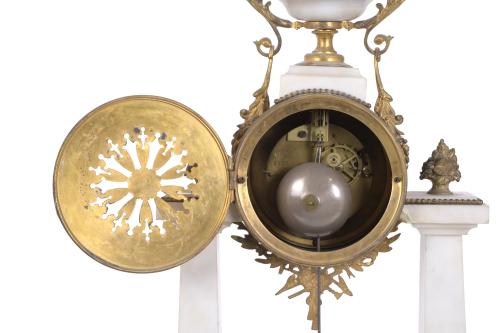 RELOJ DE SOBREMESA EN PÓRTICO ESTILO LUIS XVI, CIRCA 1860.