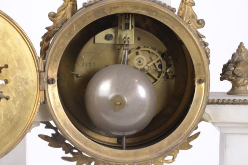 RELOJ DE SOBREMESA EN PÓRTICO ESTILO LUIS XVI, CIRCA 1860.