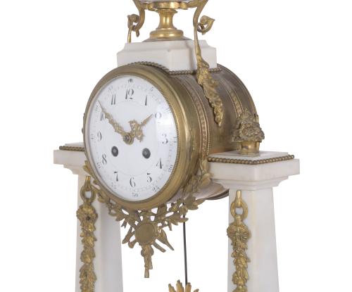 RELOJ DE SOBREMESA EN PÓRTICO ESTILO LUIS XVI, CIRCA 1860.