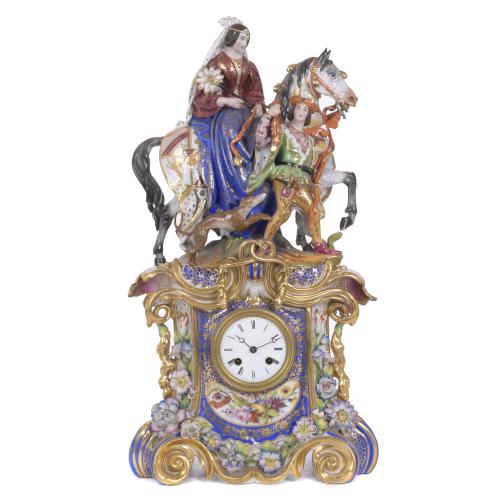 SIGUIENDO MODELOS DE JACOB PETIT (1796-1868). RELOJ DE SOBREMESA EN PORCELANA DE PARÍS, ÉPOCA LOUIS PHILIPPE, CIRCA 1840.