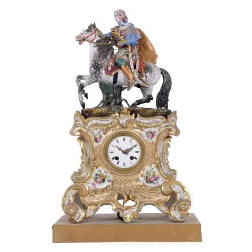 SIGUIENDO MODELOS DE JACOB PETIT (1796-1868). RELOJ DE SOBREMESA EN PORCELANA DE PARÍS, ÉPOCA LOUIS PHILIPPE, CIRCA 1840.