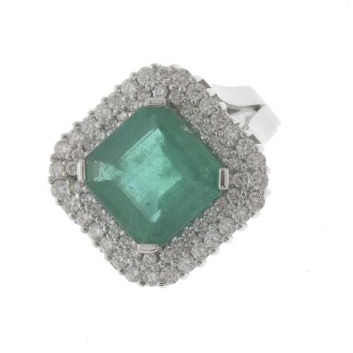 EMERALD AND DIAMONDS ROSETTE RING.