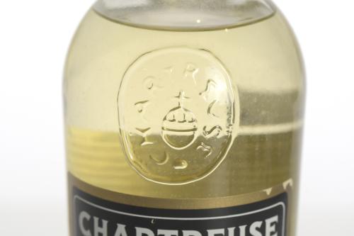 CHARTREUSE. BOTELLA DE LICOR AMARILLO.