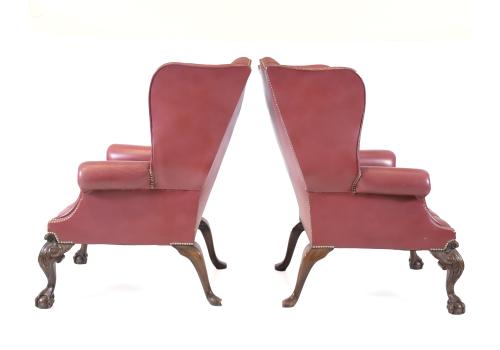 PAREJA DE SILLONES OREJEROS ESTILO CHESTERFIELD, SIGLO XX. 