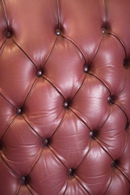 PAREJA DE SILLONES OREJEROS ESTILO CHESTERFIELD, SIGLO XX. 