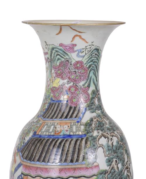 CHINESE ROSE FAMILY VASE, EARLY 20TH CENTURY.