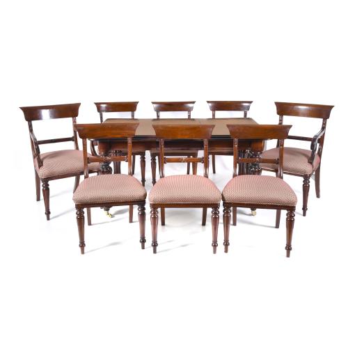 Conjunto de mesa y sillería estilo victoriano, siglo XX. 