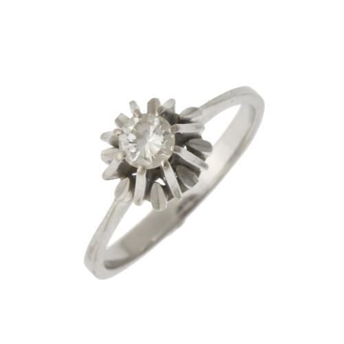 Solitaire ring with diamond.