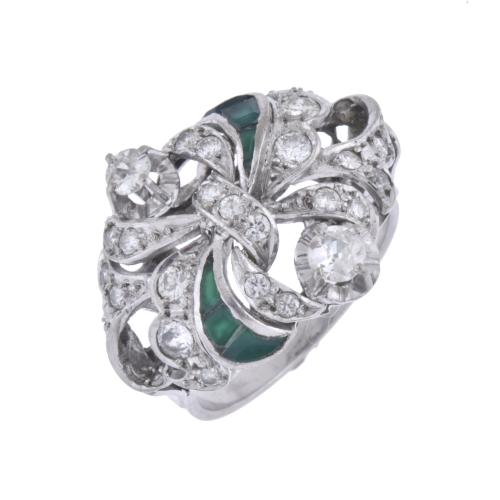 Anillo en forma de lazo en símil de esmeralda y diamantes. 