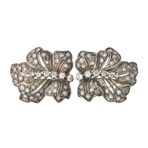 Pareja de broches florales circa 1920 con diamantes.