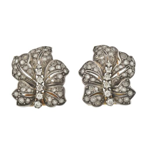 Pareja de broches florales circa 1920 con diamantes.